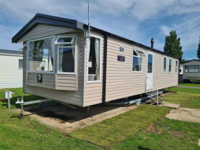 Beautiful 8 berth caravan at Naze Marine Holiday Park in Essex ref 17014CC